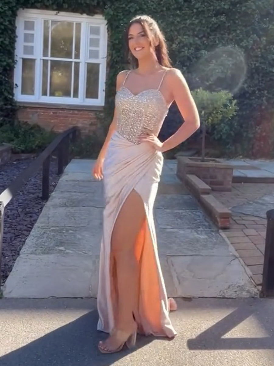 Vestido de fiesta glamoroso de satén champán con cuerpo bordado y abertura alta
