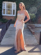 Vestido de fiesta glamoroso de satén champán con cuerpo bordado y abertura alta
