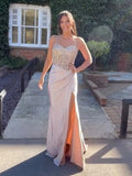 Vestido de fiesta glamoroso de satén champán con cuerpo bordado y abertura alta