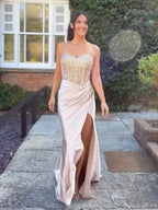 Vestido de fiesta glamoroso de satén champán con cuerpo bordado y abertura alta