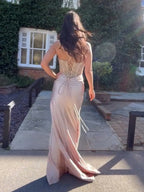 Vestido de fiesta glamoroso de satén champán con cuerpo bordado y abertura alta