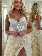 Robe de bal glamour champagne à corset perlé à volants superposés avec fente