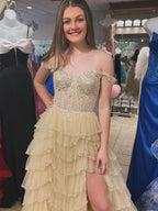 Robe de bal glamour champagne à corset perlé à volants superposés avec fente