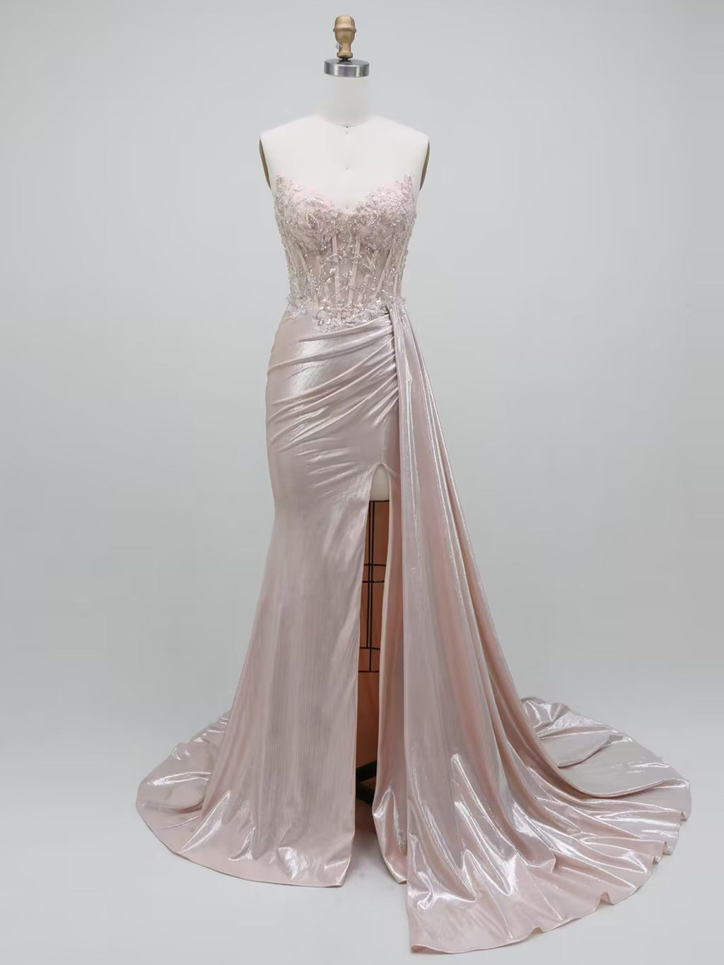 Vestido glamuroso para baile de graduación con corsé drapeado lateral metálico oro rosa y abertura