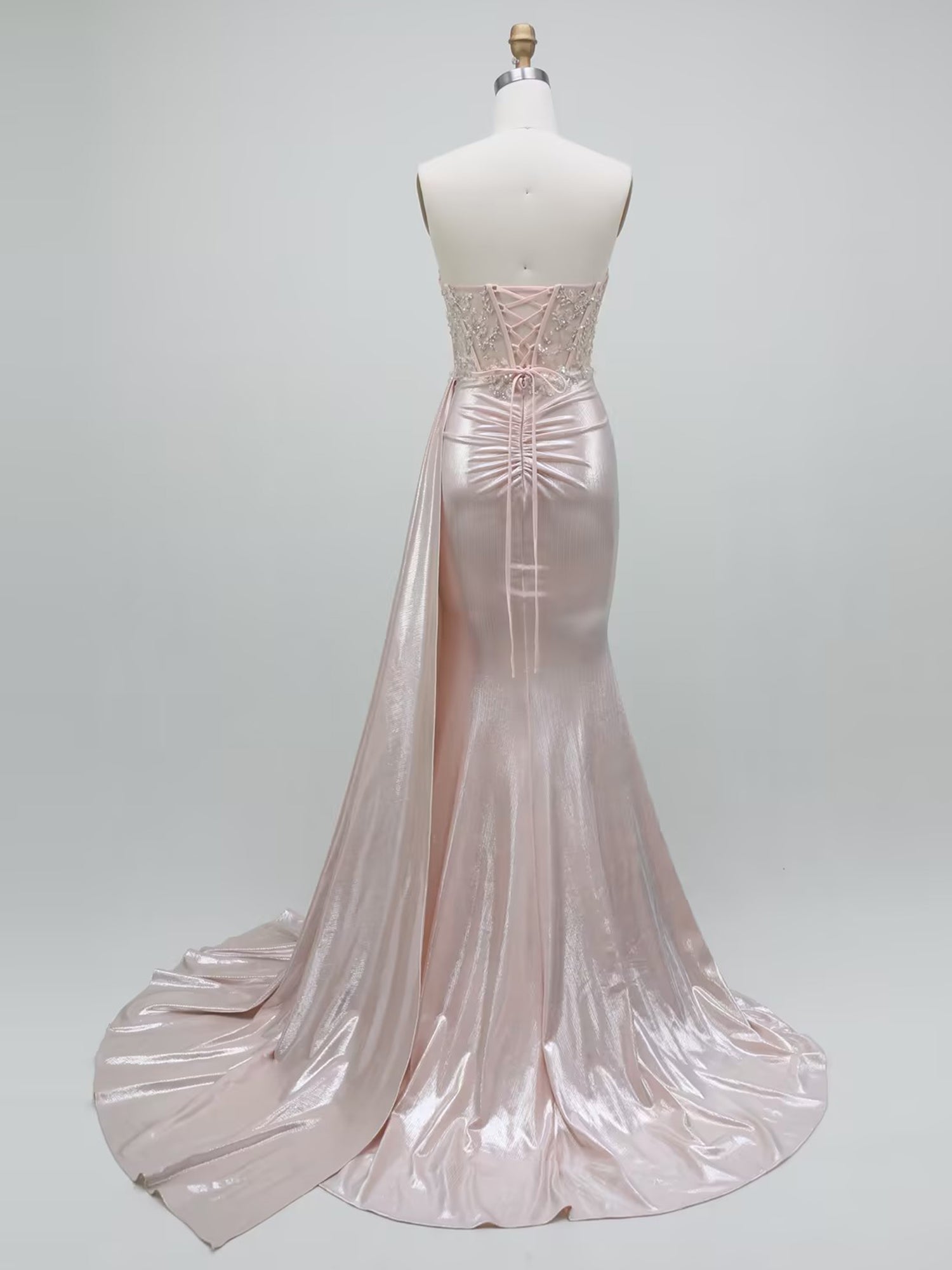 Vestido glamuroso para baile de graduación con corsé drapeado lateral metálico oro rosa y abertura