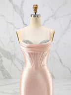 Vestido de graduación con corsé de satén rosa brillante y busto de cristal