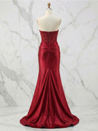 Vestido de fiesta glamoroso de satén con corsé sin tirantes y cuentas, con abertura