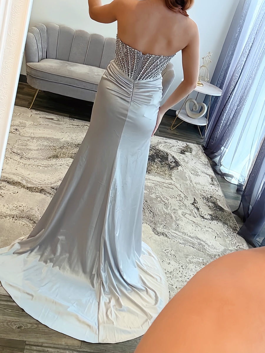 Robe de bal glamour argentée en satin, corset cristal sans bretelles avec fente haute