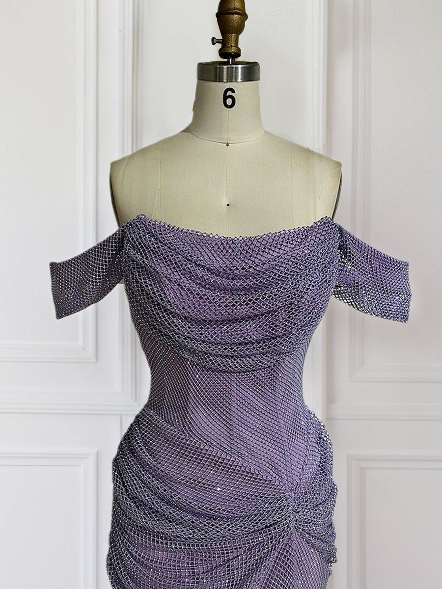 Abito da sera viola lavanda glitterato con spalle scoperte, effetto arricciato e spacco