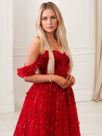 Vestido de formatura vermelho brilhante evasê, corpete tipo espartilho, tule com babados