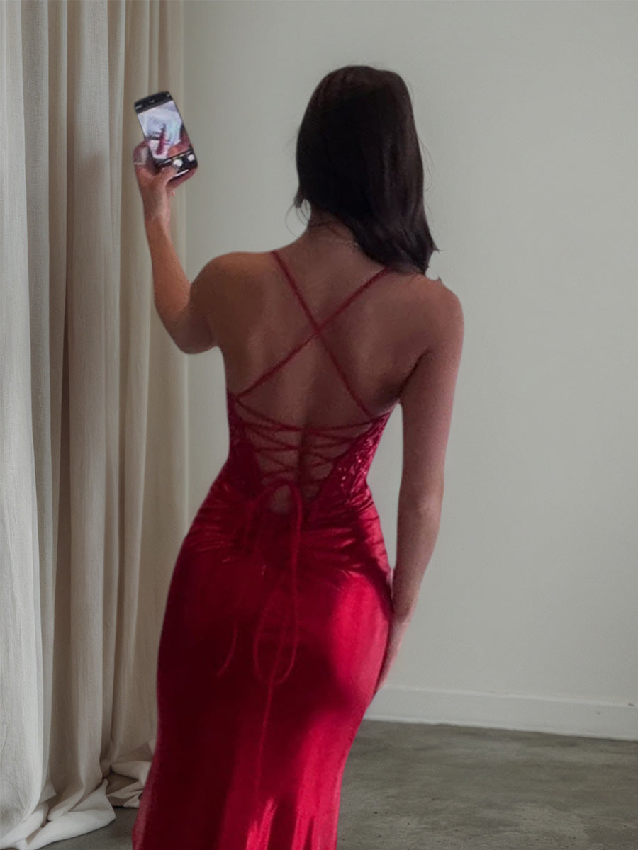 Abito lungo da ballo rosso in raso arricciato con paillettes e spacco