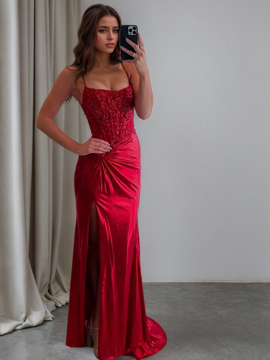 Abito lungo da ballo rosso in raso arricciato con paillettes e spacco
