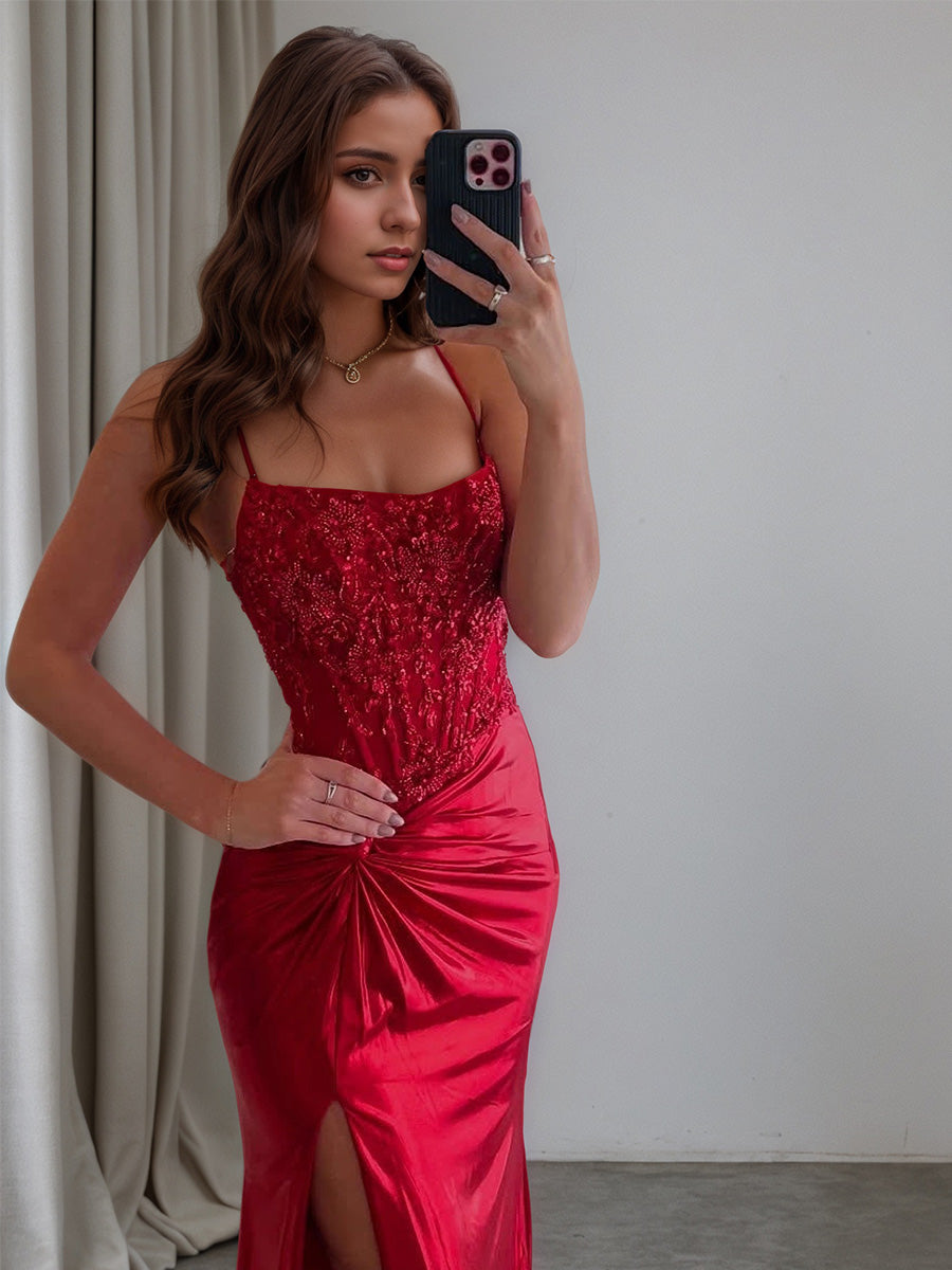Abito lungo da ballo rosso in raso arricciato con paillettes e spacco