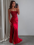 Abito lungo da ballo rosso in raso arricciato con paillettes e spacco