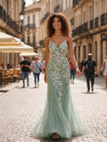 Glitzerndes Pailletten-Meerjungfrauen-Tüll-Abendkleid mit V-Ausschnitt und Applikationen