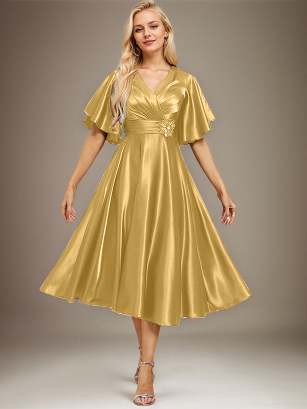 A-Linien V-Ausschnitt knielanges Stretch-Satin-Mutter-der-Braut-Kleid mit Perlen und Falten