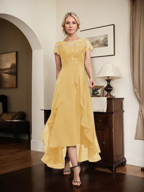 Robe mère de la mariée en chiffon et dentelle, ligne A, encolure dégagée illusion, asymétrique, avec nœud, volants et sequins