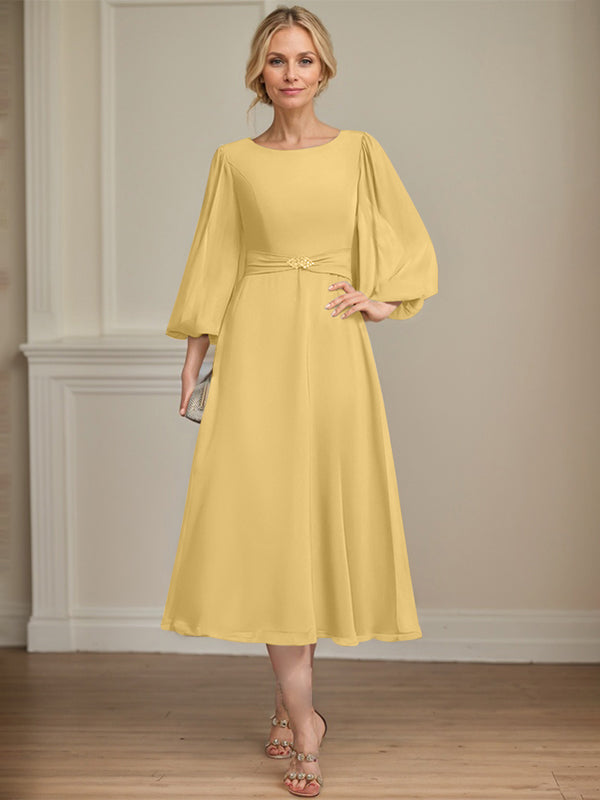 A-Linien Rundhals Tee-Länge Chiffon Kleid für die Brautmutter mit Kristallbrosche und Plissees