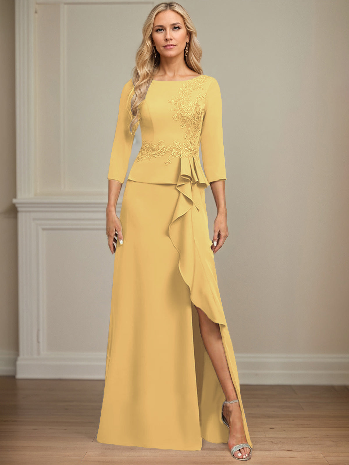 Eng anliegendes bodenlanges Kleid aus Stretch-Crêpe mit Rundhalsausschnitt, Säulenschnitt und kaskadierenden Rüschen-Applikationen