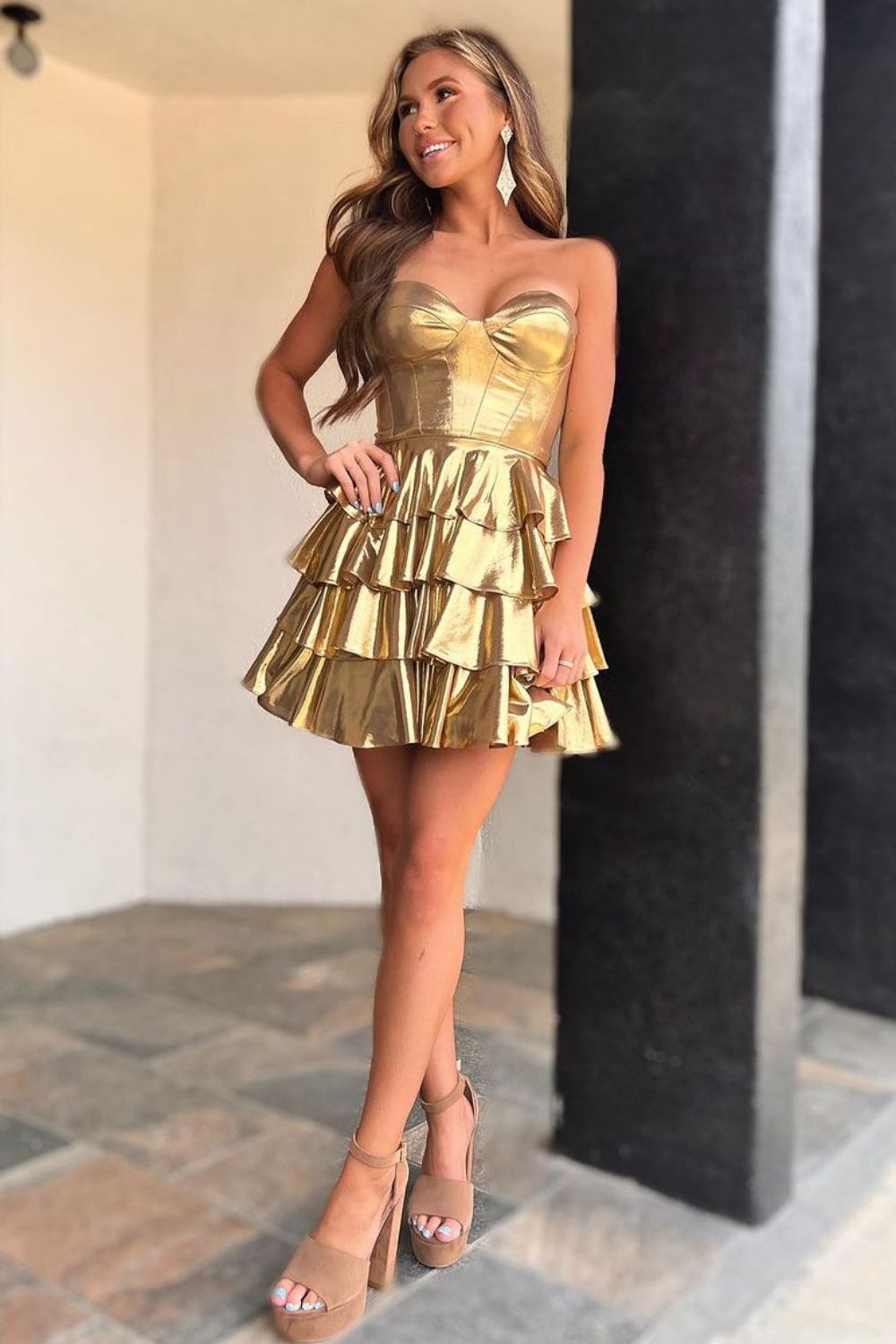 Robe courte métallisée à volants ligne A décolleté cœur pour bal de promo