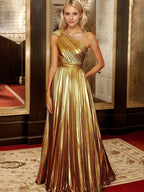 Vestido formal largo dorado línea A plisado metálico con un solo hombro