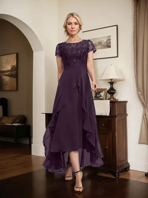 Robe mère de la mariée en chiffon et dentelle, ligne A, encolure dégagée illusion, asymétrique, avec nœud, volants et sequins