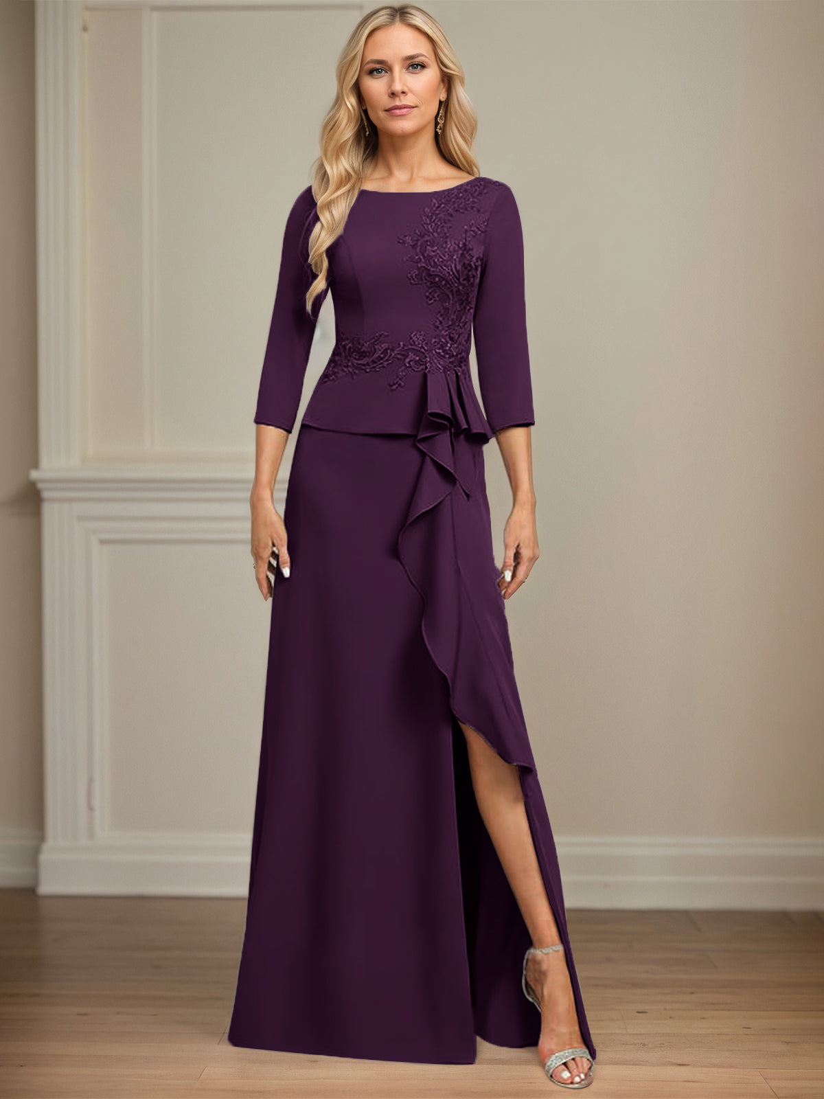 Eng anliegendes bodenlanges Kleid aus Stretch-Crêpe mit Rundhalsausschnitt, Säulenschnitt und kaskadierenden Rüschen-Applikationen