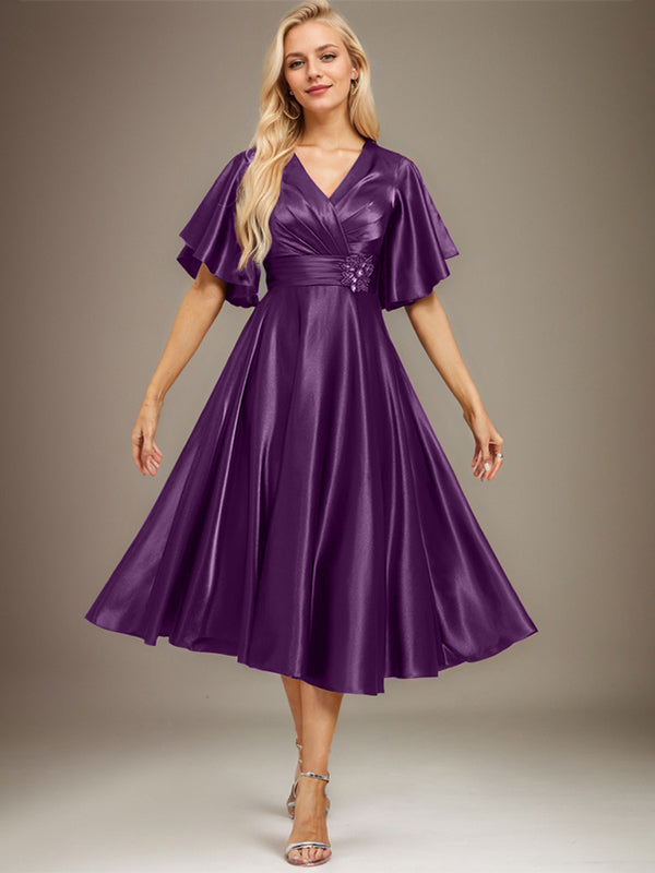 A-Linien V-Ausschnitt knielanges Stretch-Satin-Mutter-der-Braut-Kleid mit Perlen und Falten