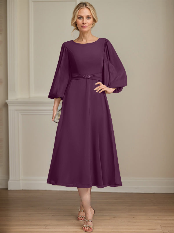 A-Linien Rundhals Tee-Länge Chiffon Kleid für die Brautmutter mit Kristallbrosche und Plissees