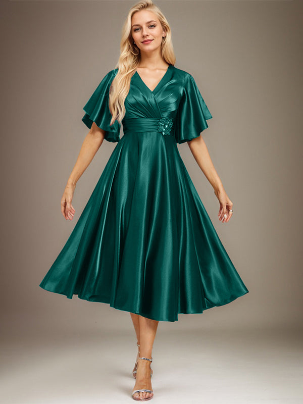 A-Linien V-Ausschnitt knielanges Stretch-Satin-Mutter-der-Braut-Kleid mit Perlen und Falten