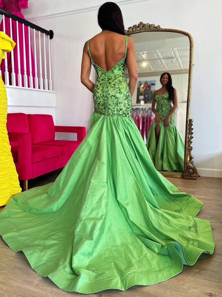 Abito lungo da sera verde a sirena in raso con paillettes e perline, con spacco