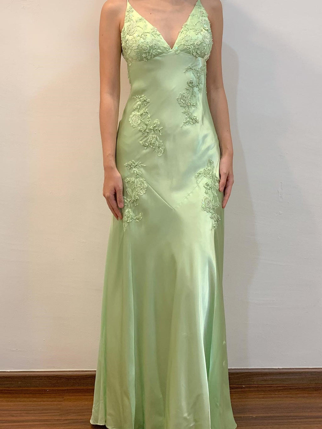 Vestido longo verde de festa com aplicações em cetim macio