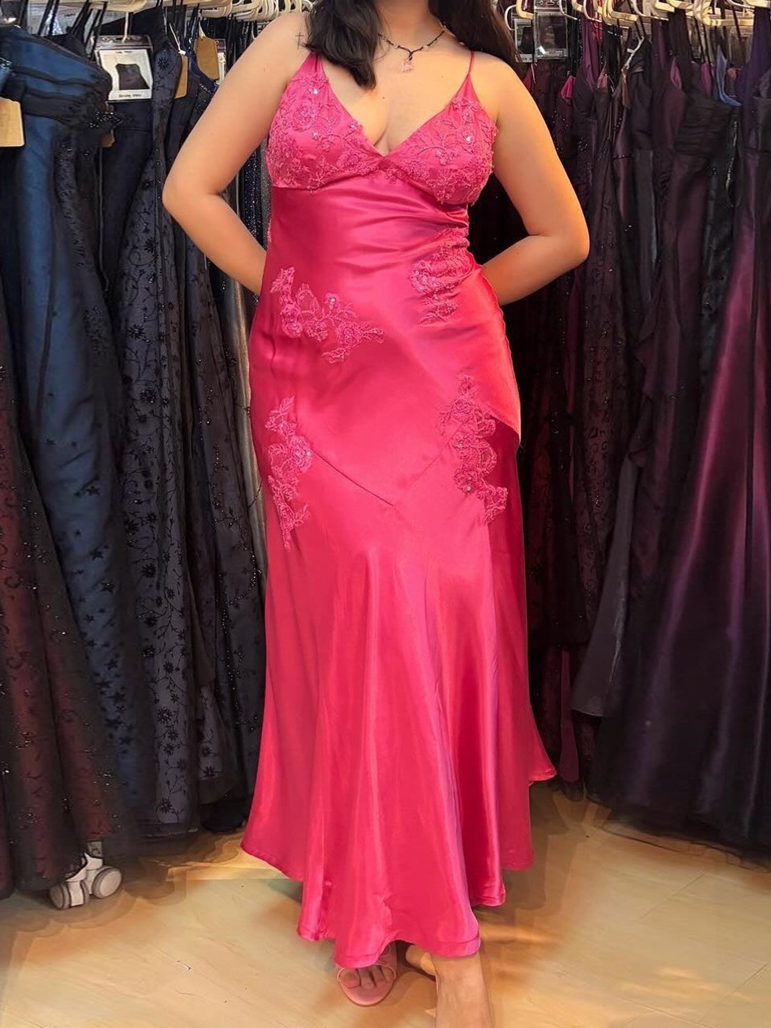 Vestido longo verde de festa com aplicações em cetim macio
