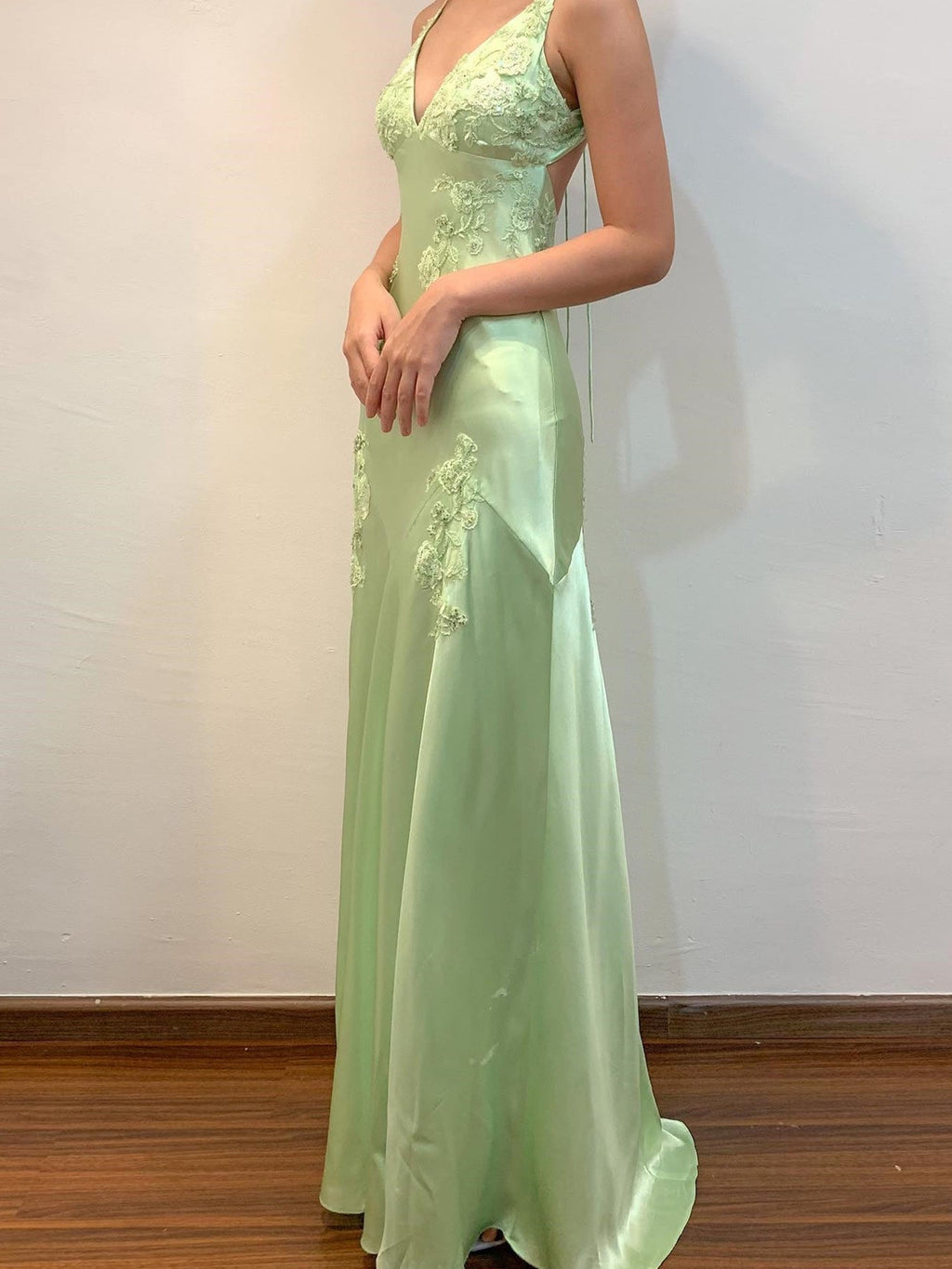 Vestido longo verde de festa com aplicações em cetim macio