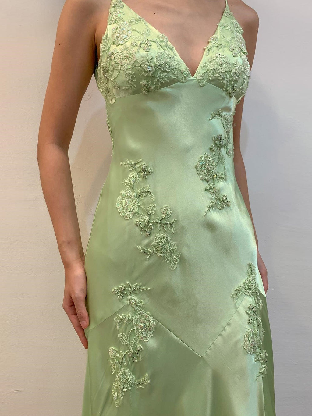 Vestido longo verde de festa com aplicações em cetim macio
