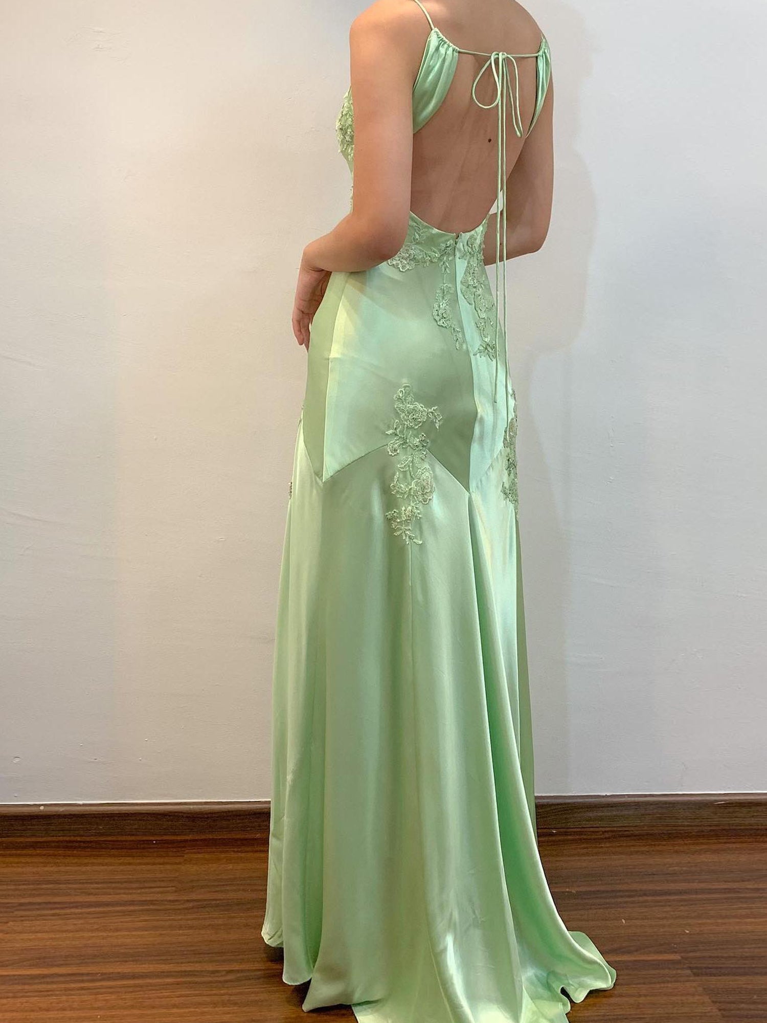 Vestido longo verde de festa com aplicações em cetim macio