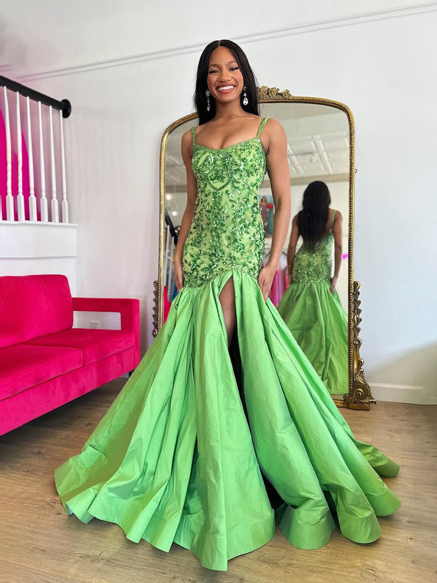Abito lungo da sera verde a sirena in raso con paillettes e perline, con spacco