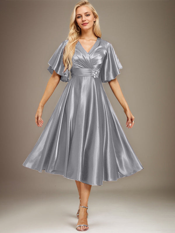 A-Linien V-Ausschnitt knielanges Stretch-Satin-Mutter-der-Braut-Kleid mit Perlen und Falten