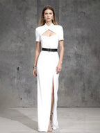 Robe de cocktail blanche à petit col montant avec fente et longueur au sol