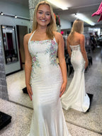 Robe de bal à col halter avec laçage dans le dos, corsage brodé floral