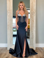 Robe de bal à col licou avec corsage perlé et fente cuisse