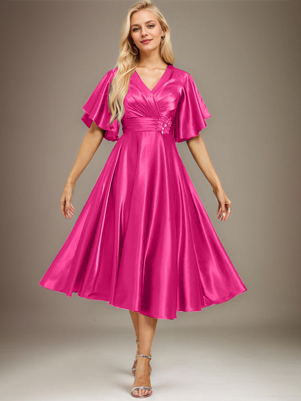 A-Linien V-Ausschnitt knielanges Stretch-Satin-Mutter-der-Braut-Kleid mit Perlen und Falten
