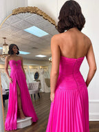 Vestido de fiesta línea A amarillo sin tirantes con escote corazón plisado y abertura alta