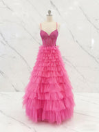 Vestido longo de baile rosa choque com corpete de cristal e babados em camadas
