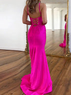Vestido de baile rosa choque com corpete amarrado nas costas, brilho e fenda