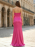 Vestido largo de graduación rosa fuerte de satén sin tirantes con adorno de rosa 3D