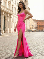 Abito da ballo corsetto in raso rosa acceso con scollo a cuore e spacco alto