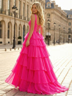 Vestido de baile com corpete, babados em camadas e fenda, na cor rosa choque