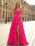 Vestido de baile com corpete, babados em camadas e fenda, na cor rosa choque