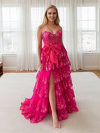 Abito da ballo rosa acceso con balze a strati, paillettes, fiocco decorativo e spacco